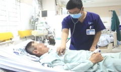 Người đàn ông suýt mất mạng sau khi ăn trứng so biển