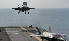 Tiêm kích F-35B của Anh lao xuống biển sau khi cất cánh từ tàu sân bay