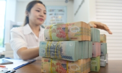 Người dân tăng gửi tiền vào ngân hàng, doanh nghiệp ưa rút ra