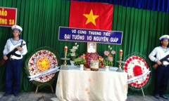 Quân và dân Trường Sa viếng Đại tướng