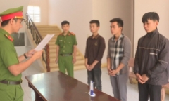 Khởi tố 3 đối tượng mang dao đến quán bida chém người ở Đắk Lắk