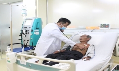 Cứu sống cụ ông bị ong vò vẽ đốt hơn 120 vết trên người
