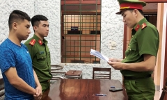 Tin tức pháp luật mới nhất ngày 1/11: Khởi tố tài xế xe ô tô mải dùng điện thoại, gây tai nạn chết người