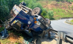 Tin tức tai nạn giao thông ngày 29/8: Xe tải mất lái trên đường Hồ Chí Minh, 3 người bị thương