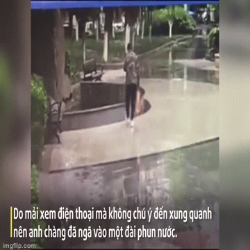 Video: Vừa đi vừa “cắm mặt” vào điện thoại, nam thanh niên nhận cái kết lạnh run người