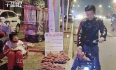 Bé 10 tuổi vừa làm bài vừa bán khoai trong đêm lạnh, lý do khiến ai nấy lặng người