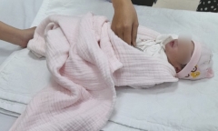 Vụ bé gái sơ sinh bị bỏ rơi trong đống rác: Cháu bé bị kiến bu đầy người