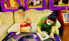 Nữ tiếp viên karaoke Louis không mảnh vải che thân nhảy múa với khách giá 1,5 triệu/ người