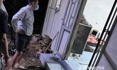 Gã đàn ông 45 tuổi dùng xà beng phá cửa hàng xóm, giết người