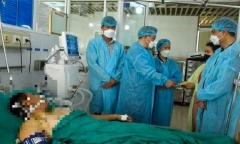 Vụ cháy xưởng chăn đệm ở Hà Nội: Một chiến sĩ công an bị thương khi cứu người