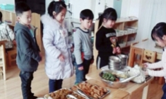 Con trai kén ăn khen cơm ở trường ngon, mẹ tò mò đến xem thử, phát hiện sự thật “ngã ngửa”