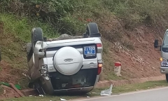 Tông vào xe máy không biển số, ô tô cứu thương lật ngửa