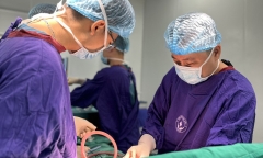 Ngực cương cứng, một bên có dấu hiệu hoại tử sắp vỡ sau khi tiêm filler