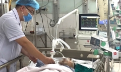 Bác sĩ “chạy đua với thời gian” cứu người đàn ông bị dao cắm sâu vào ngực