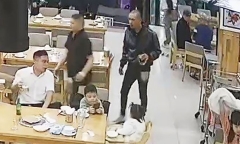 Đà Lạt: Bố bất ngờ bị đánh dã man, 3 cháu bé gào khóc, cầu cứu