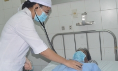 Người đàn ông bất ngờ nuốt 4 răng giả trong lúc ngủ