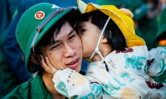 Xúc động lời nhắn của cha, cái ôm bịn rịn của con gái ngày tân binh nhập ngũ