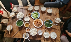 Bữa cơm trưa vội vàng của thầy, cô giáo kiên trì bám bản, gieo chữ nơi vùng cao