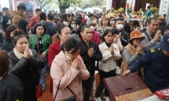 Hà Nội: Phủ Tây Hồ đón hàng nghìn người dịp Rằm tháng Giêng