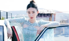 Vương Lệ Khôn bị đòi tiền giữa phố