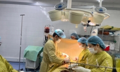 Va quẹt giao thông trước cổng nhà, người đàn ông bị đâm thủng tim, thủng phổi