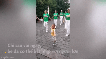 Video: Bé 2 tuổi đáng yêu “đốn tim” dân mạng khi nhảy cực điêu luyện trên phố