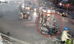 Hà Nội: Truy xét nam thanh niên sàm sỡ cô gái giữa phố