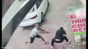 Làm rõ clip nam thanh niên cầm hung khí chém người trên phố