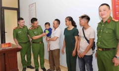 Vụ bé gái 2 tuổi bị mẹ đẻ mang bán: Bàn giao bé cho bố ruột ở Hải Phòng