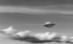 Máy bay không người lái của quân đội Mỹ lần đầu nhìn thấy UFO