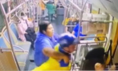 Clip: Nam thanh niên bất ngờ xông lên xe buýt hành hung tài xế ở TP.HCM