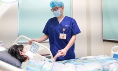 Bé gái ngừng tim, nguy kịch do bị cửa cuốn kẹp cổ