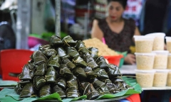 Cơm rượu nếp, bánh gio hút khách, tiểu thương 