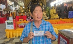 Còn 200 tờ vé số ế, người phụ nữ quyết định làm một việc và bất ngờ trúng số độc đắc