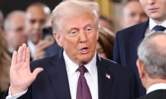 Ông Trump ký gần 100 sắc lệnh hành pháp, thu hồi hàng loạt chính sách từ chính quyền ông Biden