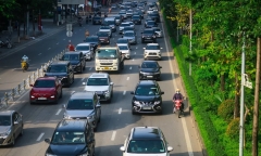 Xe ô tô đi lấn làn đường dành cho xe máy bị phạt bao nhiêu tiền?