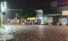 Mưa dữ dội khiến nhiều tuyến đường ở TP.Thái Nguyên ngập sâu, nhiều người lên mạng 