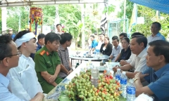 Vụ 2 vợ chồng tử vong  trên đường đi họp phụ huynh: 2 con thơ được nhận đỡ đầu
