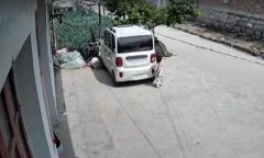 Clip: Nghịch cổng sạc ô tô điện, bỏ đồng xu vào giắc cắm, bé trai bị điện giật bỏng tay