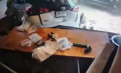 Clip: Bé gái 3 tuổi bất ngờ nắm vô lăng, bẻ lái đột ngột, mẹ hoảng loạn gây tai nạn liên hoàn