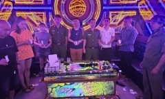 Khởi tố 6 nam nữ 