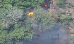 Cận cảnh UAV Nga tấn công làm nổ tung lựu pháo Ukraine “núp” trong bụi cây