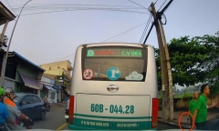 Đình chỉ tài xế và tiếp viên xe buýt hành hung người đi xe máy