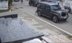 Clip: Xe SUV lấn làn gây tai nạn, còn lùi xe đâm nạn nhân trước khi tẩu thoát