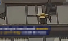 Clip: Thót tim giây phút giải cứu bé gái 4 tuổi lơ lửng trên bậu cửa sổ