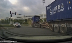 Kinh hãi khoảnh khắc xe đầu kéo bị đứt rơmoóc, người đi đường chạy tán loạn
