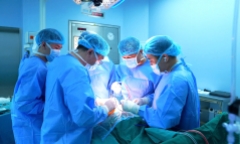 Ca phẫu thuật mổ cắt đa tạng tiểu khung cứu sống bệnh nhân nữ mắc ung thư trực tràng tái phát