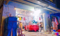 Tin tức tai nạn giao thông mới ngày 27/2: Ô tô lao vào cửa hàng quần áo, 3 người may mắn thoát chết