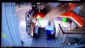 Clip: Thót tim khoảnh khắc cậu bé rơi tự do xuống từ thang cuốn