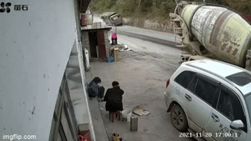 Clip: Xe tải chở cát bị lật, hai người dân thoát chết trong gang tấc